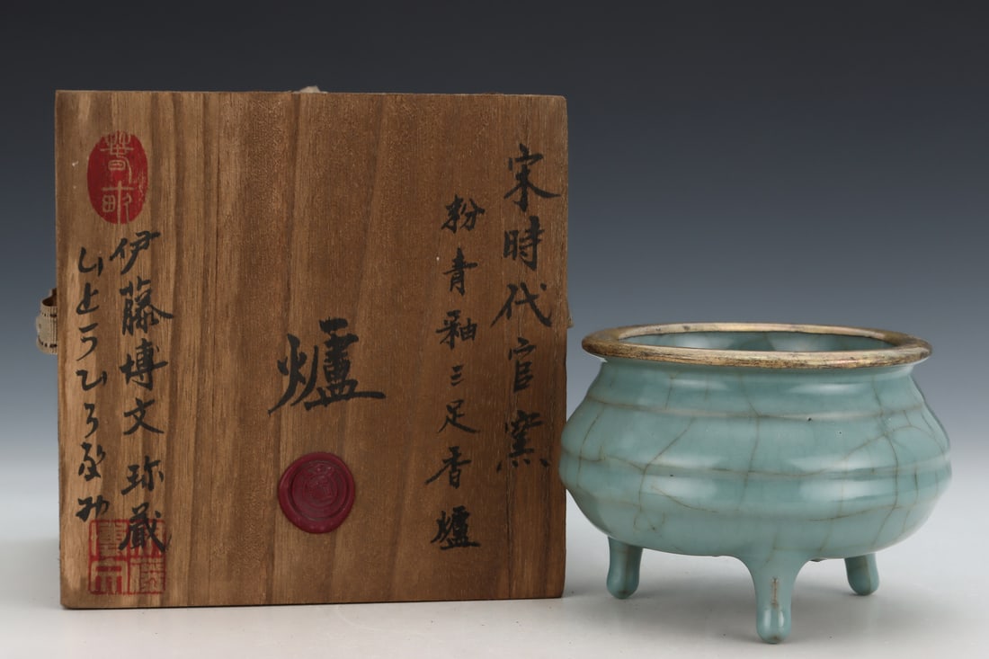 A Exquisite Guan yao Celadon Glazed Tripod Censer, with an Imperial Poem by Emperor Qianlong: A Exquisite Guan yao Celadon Glazed Tripod Censer, with an Imperial Poem by Emperor Qianlong,Song Dynasty, China,Size:3.5inx5in 官窑粉青釉三足炉,带