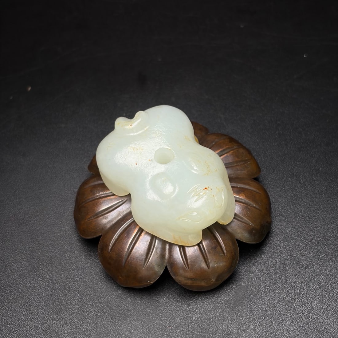 A Exquisite Hotan Jade Tiger Ornament: A Exquisite Hotan Jade Tiger Ornament,Han Dynasty, China,Size:1.8inx1.3inx0.6in, Weight:39g 和田玉虎摆件,中国汉代