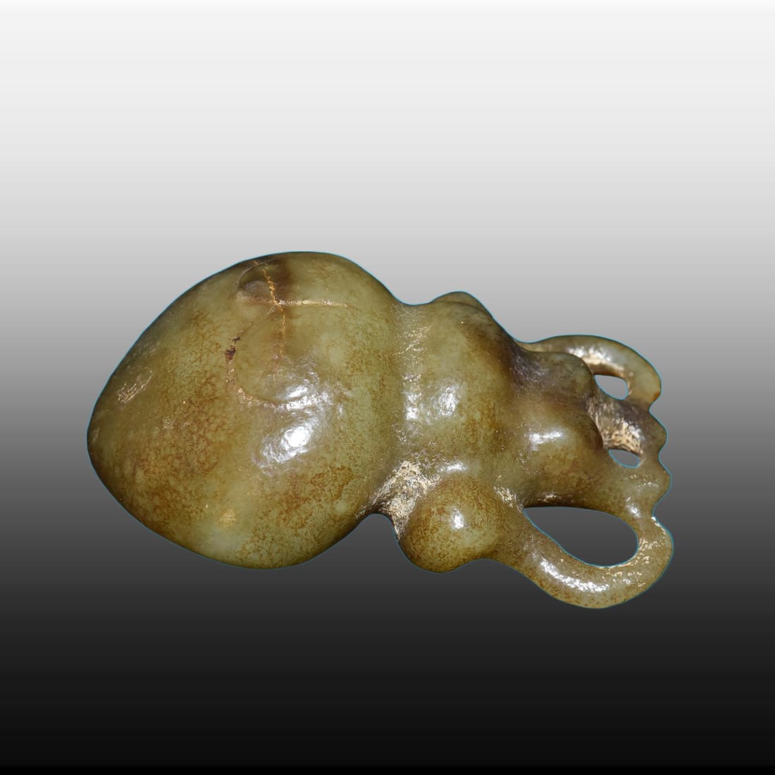 A Exquisite River Polished Jade Spider Ornament: A Exquisite River Polished Jade Spider Ornament,Ancient Time, China,Size:2.4inx3.9in,Weight:200g 河磨玉蜘蛛摆件,远古时期