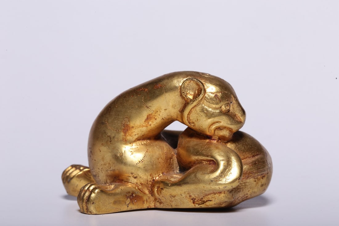 A Exquisite Gilt Bronze Leopard Ornament: A Exquisite Gilt Bronze Leopard Ornament,Han Dynasty, China,Size:1.9inx3inx2.1in ,Weight:470g 铜鎏金豹摆件,中国汉代