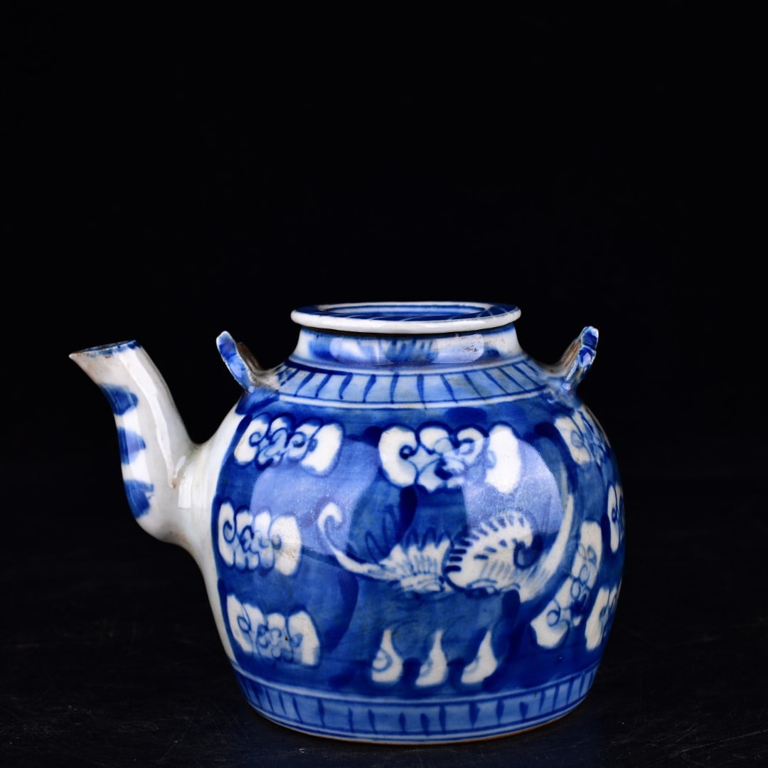 A Exquisite Blue and White Bat Pattern Ewer: A Exquisite Blue and White Bat Pattern Ewer,Qing Dynasty, China,Size:4.3inx5.7in 青花蝙蝠纹壶,中国清代