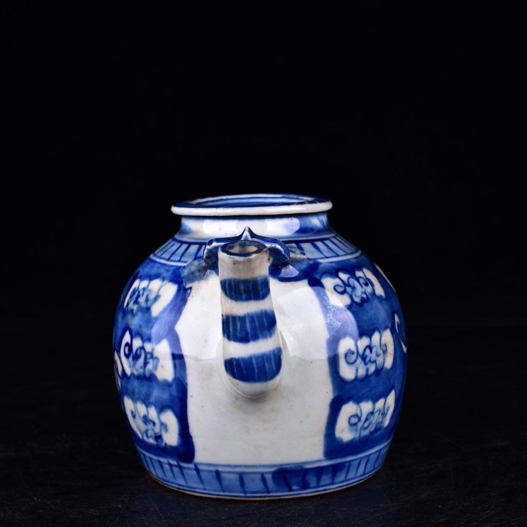 A Exquisite Blue and White Bat Pattern Ewer - 2