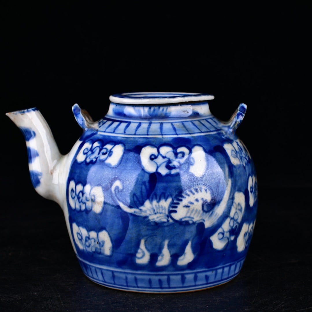 A Exquisite Blue and White Bat Pattern Ewer - 7