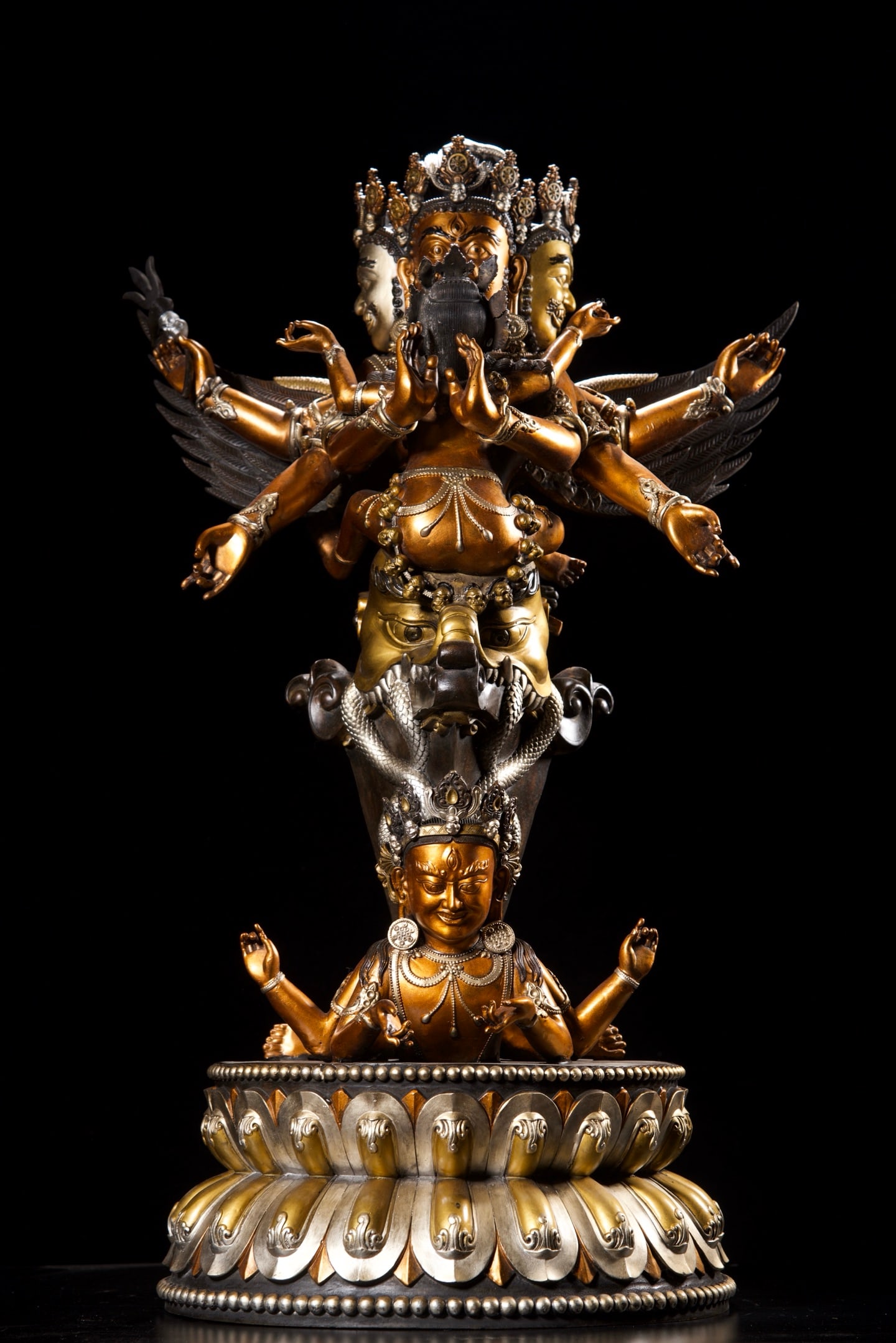 A Exquisite Gilt Bronze Vajra Ornament: A Exquisite Gilt Bronze Vajra Ornament,Ming Dynasty, China,Size:31.5inx18.9inx13.8in,Weight:23600g 铜鎏金金刚杵摆件,中国明代