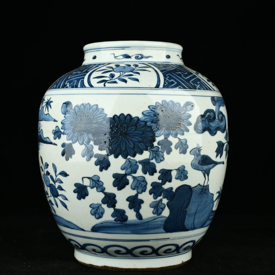 A Exquisite Blue and White Flower and Bird Pattern Jar: A Exquisite Blue and White Flower and Bird Pattern Jar,Qing Dynasty, China,Size:10.2inx8.9in 青花花鸟纹罐,中国清代