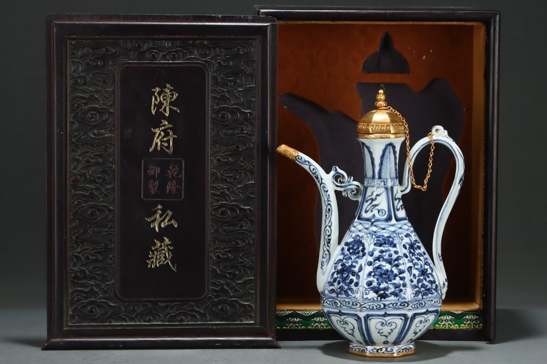 A Exquisite Blue and White Gilt Flower Pattern Ewer: A Exquisite Blue and White Gilt Flower Pattern Ewer,Yuan Dynasty, China,Size:10.6inx7.7in 青花鎏金花卉纹壶,中国元代
