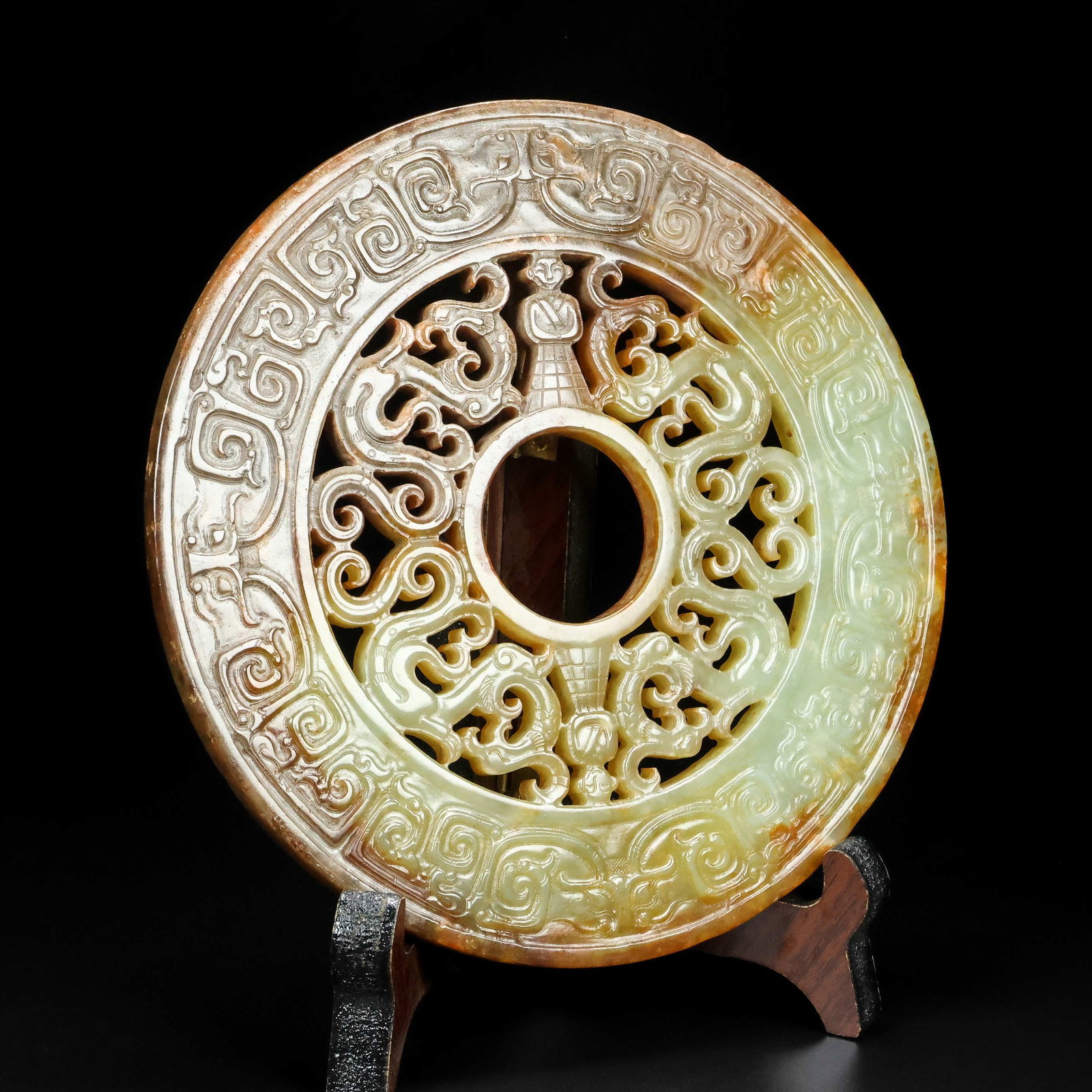 A Exquisite Hotan Jade Dragon Bi: A Exquisite Hotan Jade Dragon Bi,Qing Dynasty, China,Size:5.5inx0.2in ,Weight:417g 和田玉龙璧,中国清代