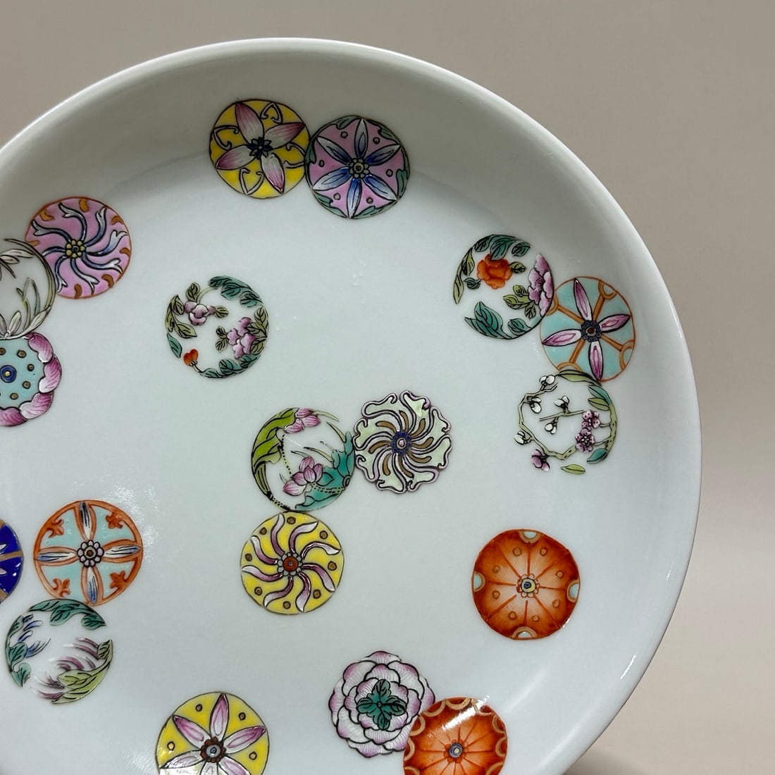 A Exquisite Ruby Red-Glazed Famille-Rose Flower Pattern Plate - 2