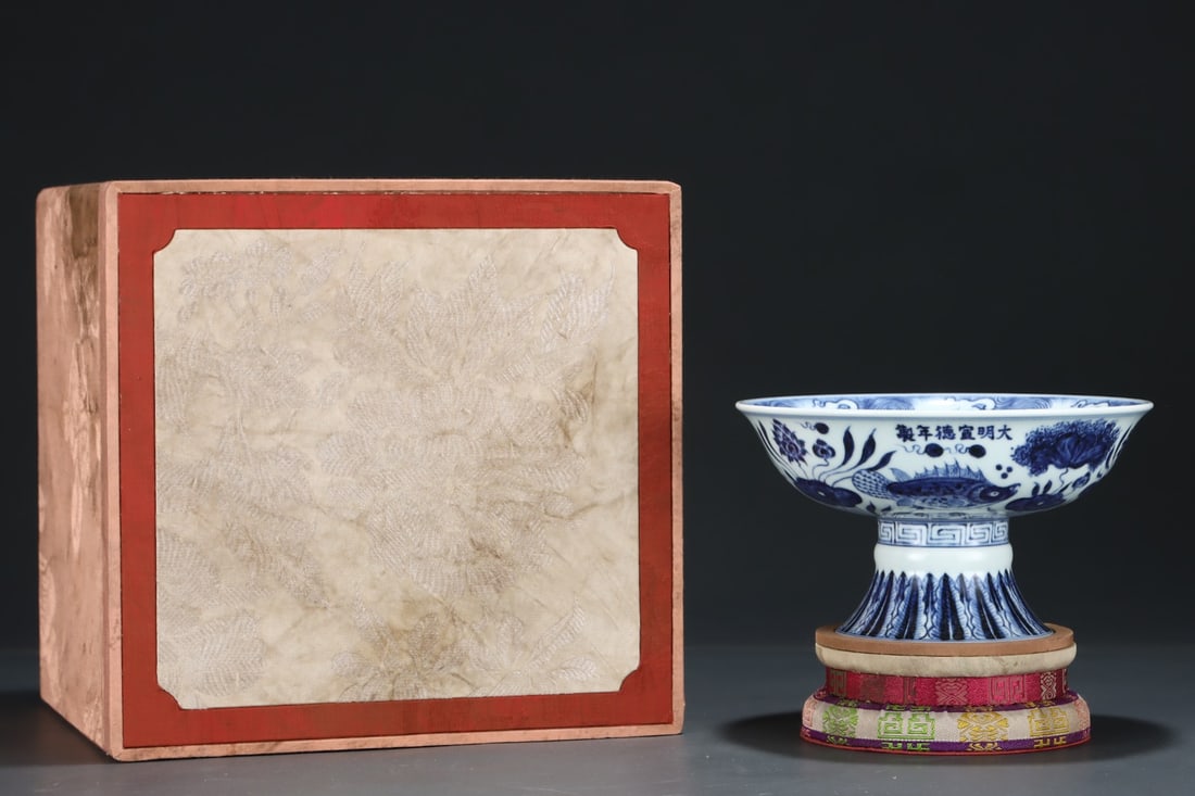 A Exquisite Blue and White Fish and Lotus Pattern Bowl: A Exquisite Blue and White Fish and Lotus Pattern Bowl,Ming Dynasty, China,Xuande Six-character Mark,Size:4.4inx7.8in 青花鱼藻纹碗,中国明代,
