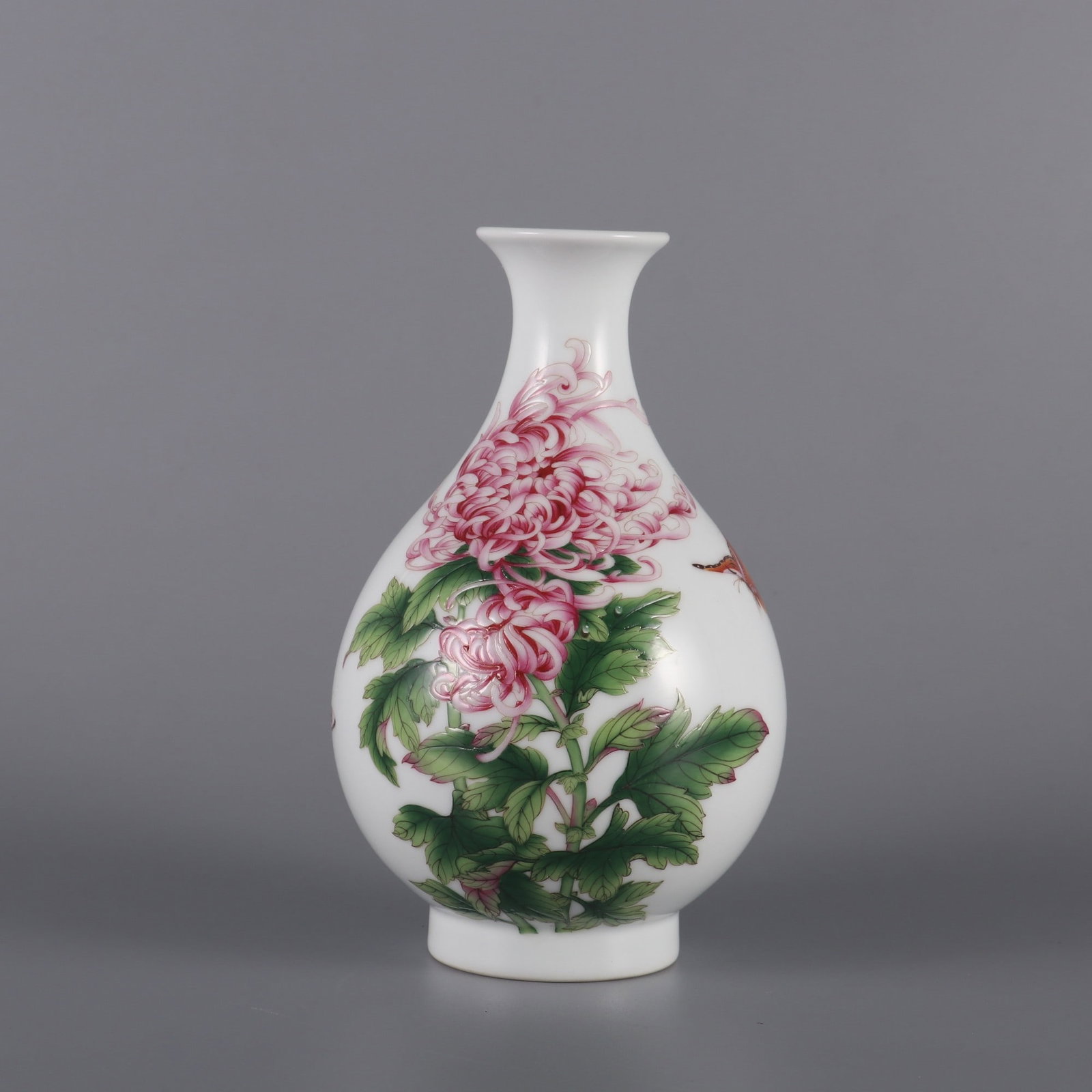 A Exquisite Famille-Rose Flower Pattern Vase: A Exquisite Famille-Rose Flower Pattern Vase,Qing Dynasty, China,Qianlong Four-character Mark,Size:6.7inx3.9inx1.8in 粉彩花卉纹瓶,中国清代,&