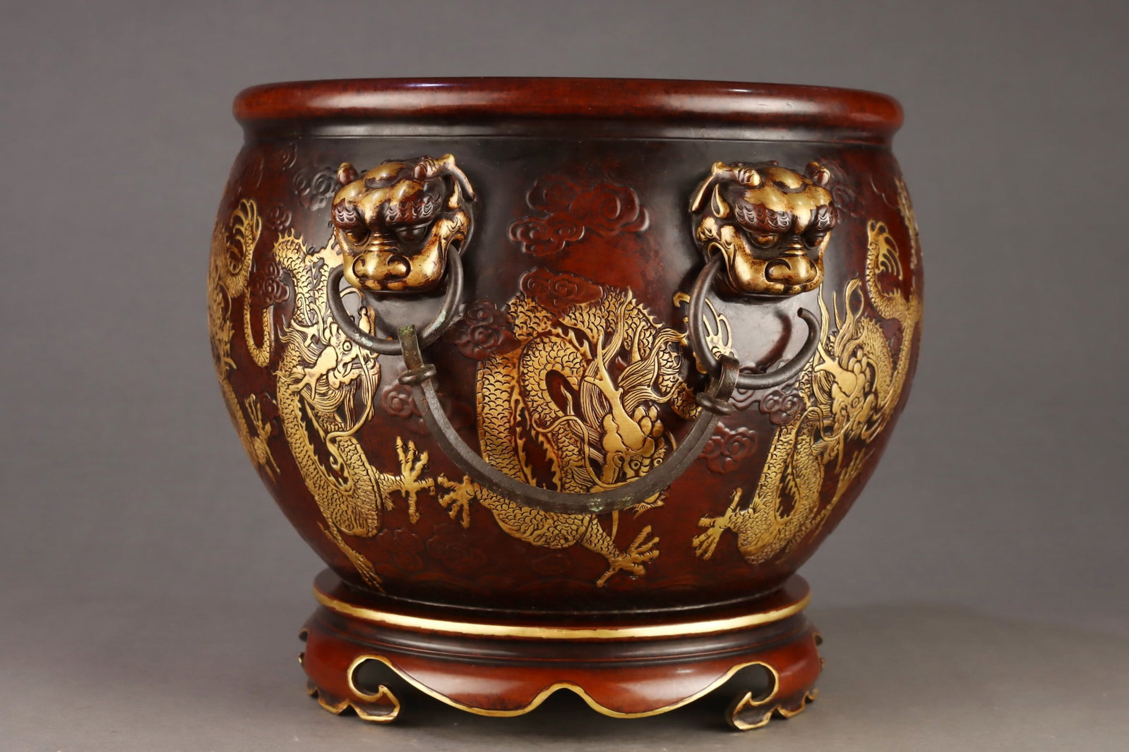 A Exquisite Gilt Bronze Dragon Pattern Vat: A Exquisite Gilt Bronze Dragon Pattern Vat,Ming Dynasty, China,With Mark,Size:10.7inx11.8inx15.4in ,Weight:35400g 紫铜鎏金龙纹缸,中国明É