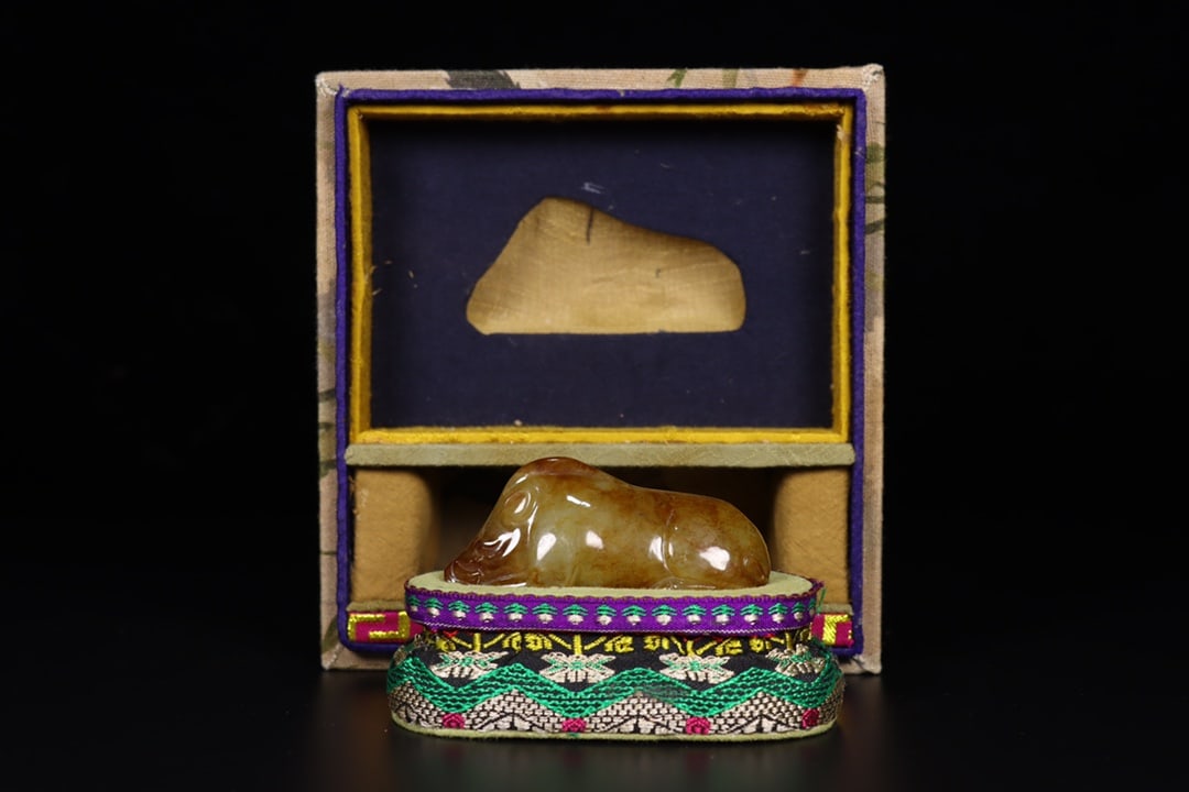 A Exquisite Hotan Jade Pig Ornament: A Exquisite Hotan Jade Pig Ornament,Han Dynasty, China,Size:3.1inx1.2inx1.4in ,Weight:112g 和田玉猪摆件,中国汉代