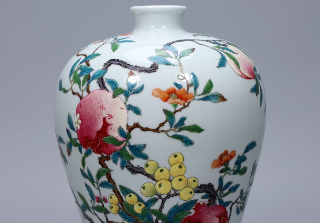 A Exquisite Enamel Flower and Fruit Pattern Vase - 5