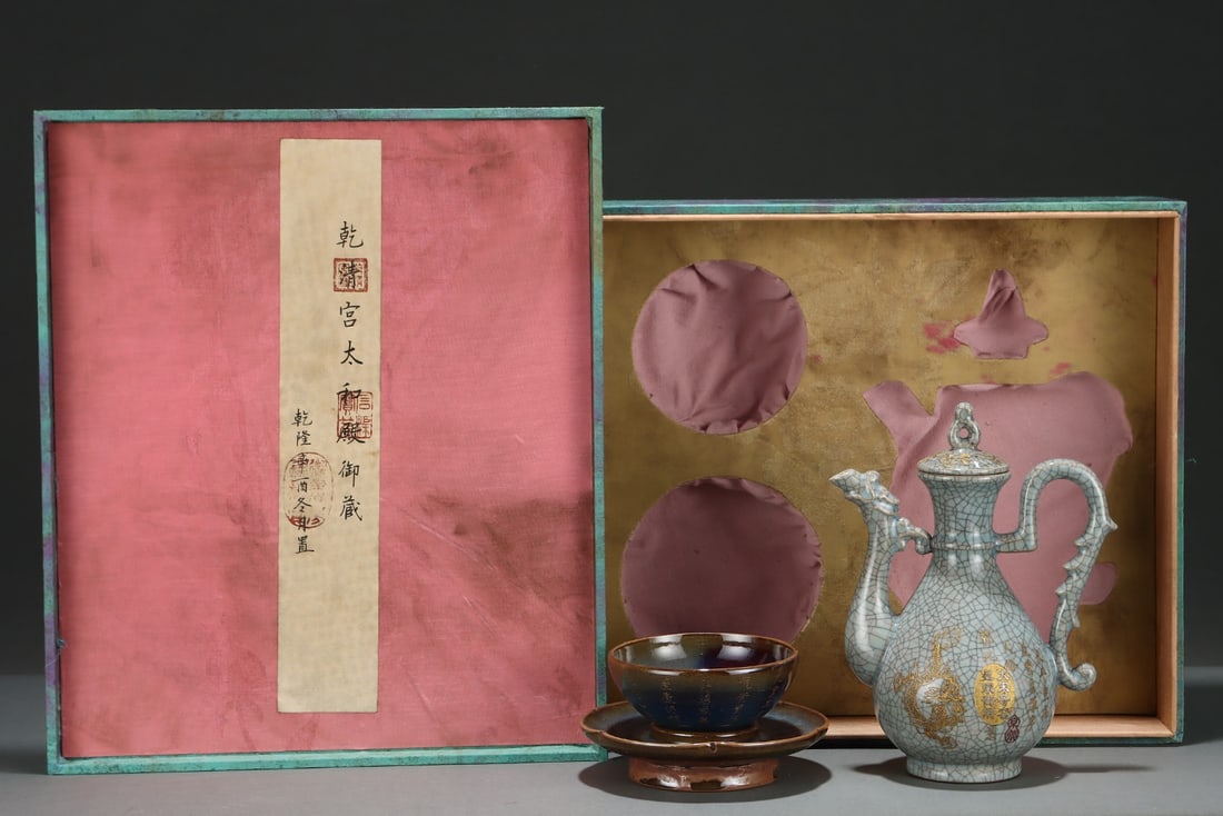 A Exquisite Jun Yao Painted Gold Dragon Pattern Teapot: A Exquisite Jun Yao Painted Gold Dragon Pattern Teapot,Song Dynasty, China,With Mark,茶壶 Size:8.7inx6.6in；茶盏 Size:2.9inx5.8in 钧窑描金龙