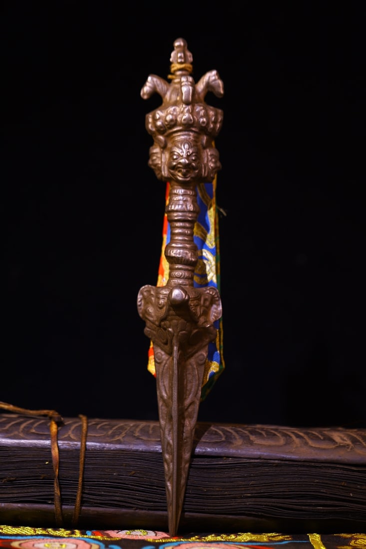 A Exquisite Thogchag Vajra: A Exquisite Thogchag Vajra,Qing Dynasty, China,Size:12.2inx2in,Weight:850g 天铁造金刚杵,中国清代