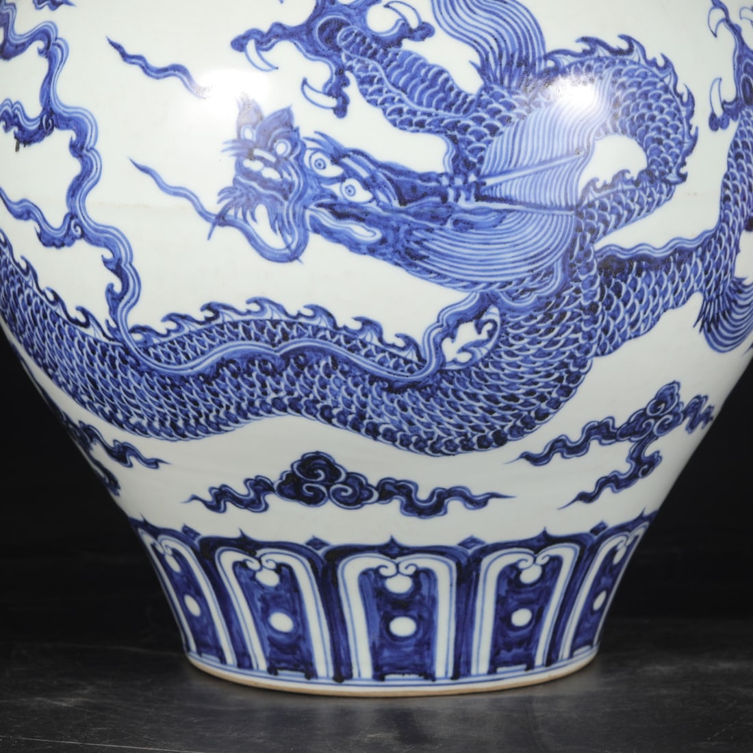 A Exquisite Blue and White Dragon Pattern Jar - 4
