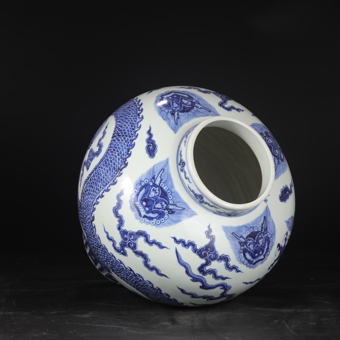 A Exquisite Blue and White Dragon Pattern Jar - 6