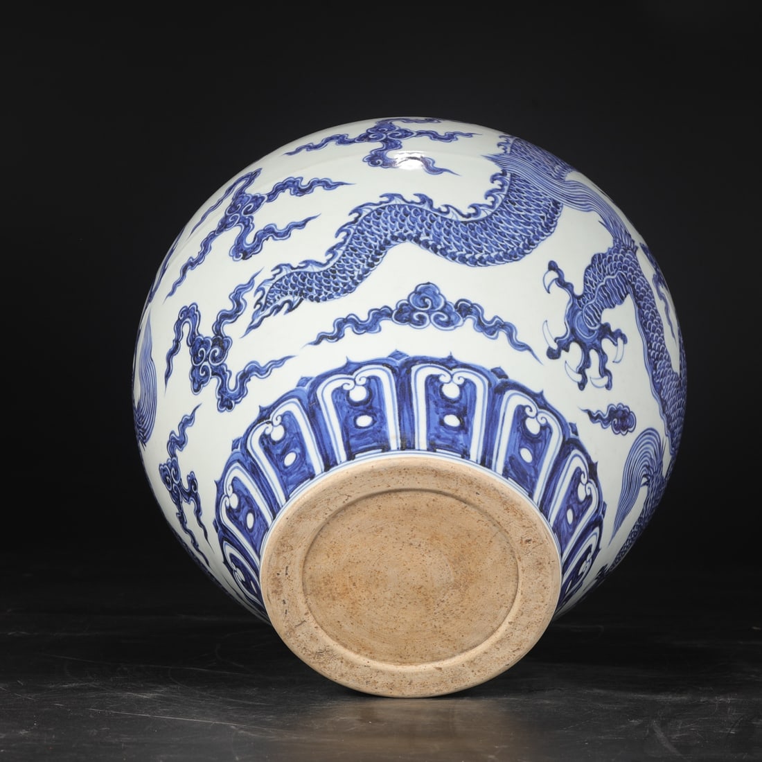 A Exquisite Blue and White Dragon Pattern Jar - 9