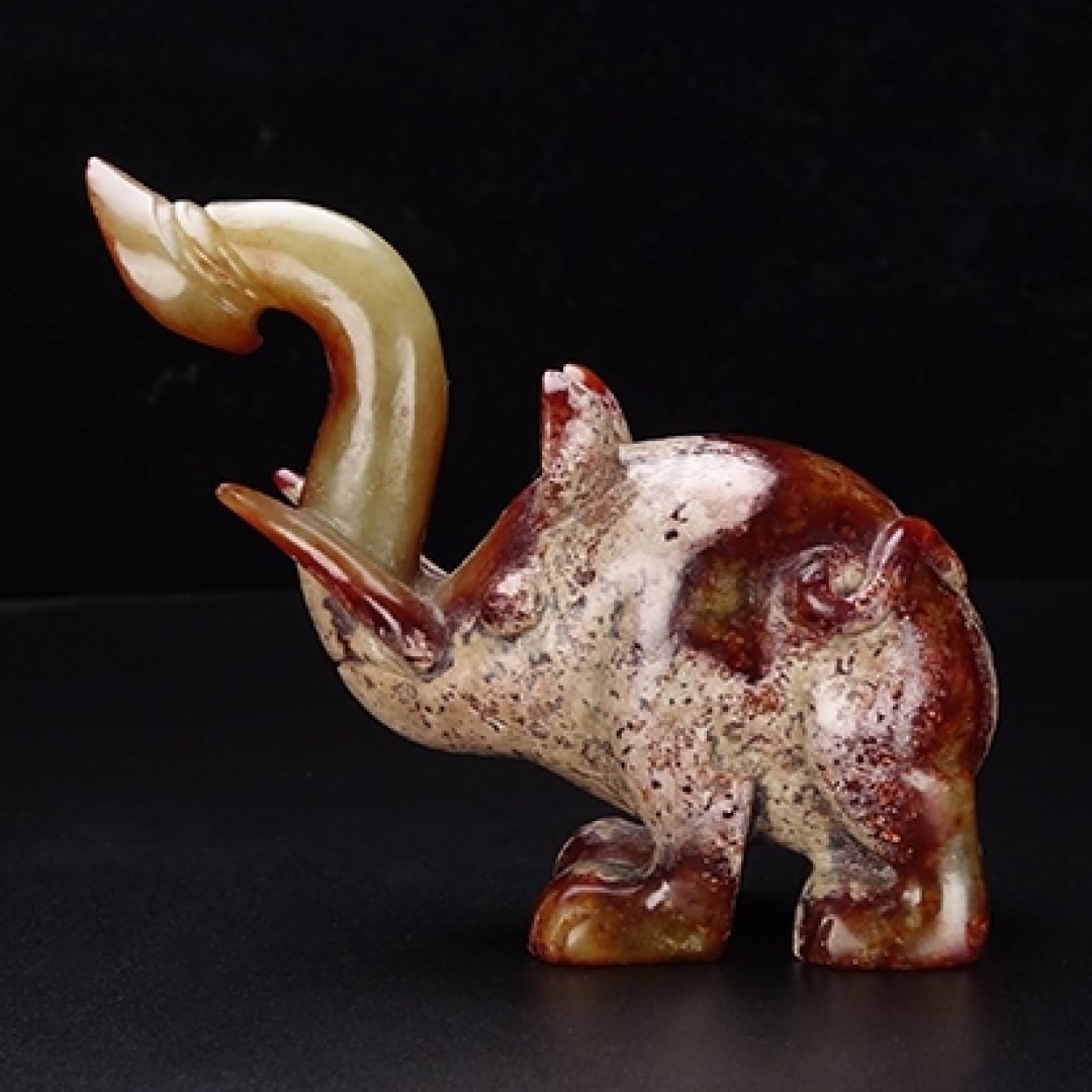 A Exquisite Hotan Jade Elephant Ornament: A Exquisite Hotan Jade Elephant Ornament,Han Dynasty, China,Size:3.5inx1.2inx3.1in ,Weight:187g 和田玉象摆件,中国汉代