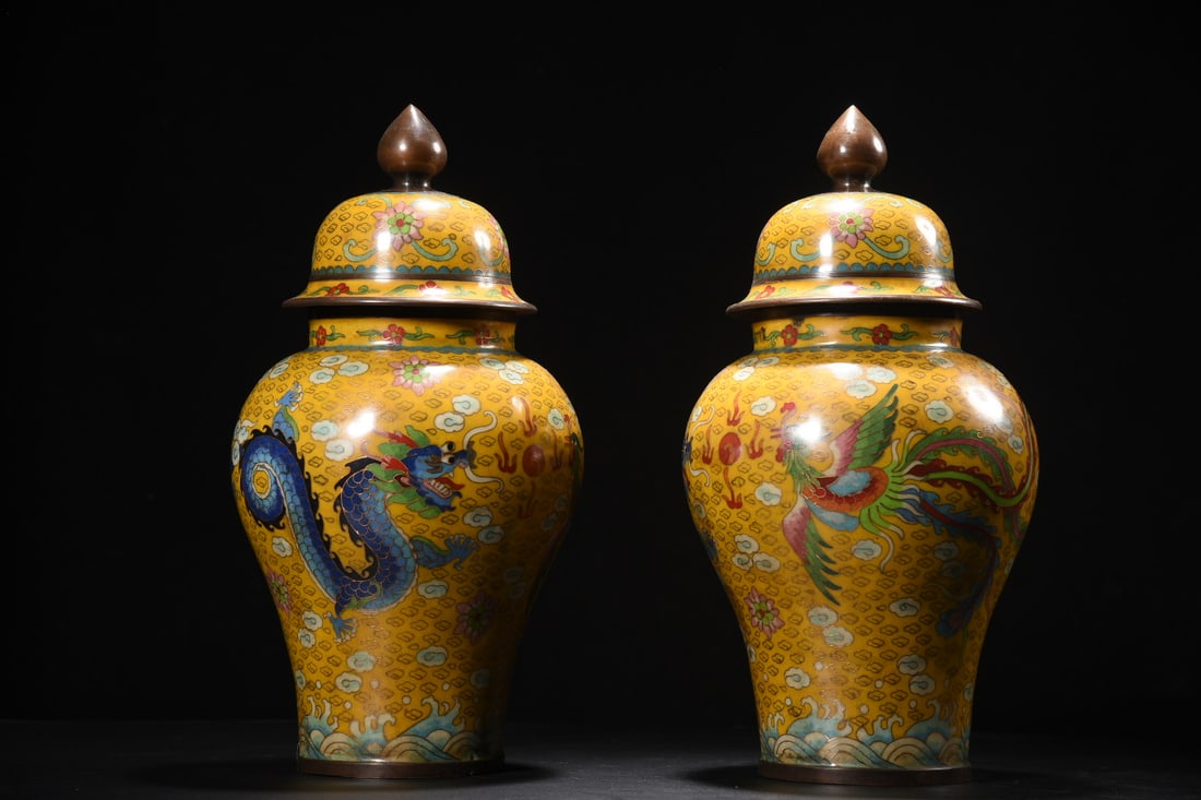 A pair of Exquisite Cloisonne Dragon and Phoenix Pattern Jar: A pair of Exquisite Cloisonne Dragon and Phoenix Pattern Jar,Ming Dynasty, China,Xuande Four-character Mark,Size:14.2inx7.1inx4.3in,Weight:6050g 一对景泰蓝龙凤