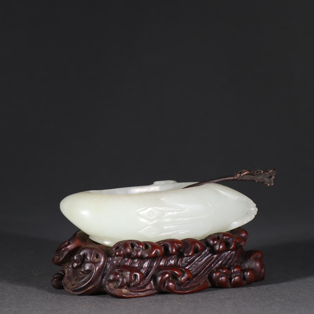 A Exquisite Hotan Bird shape Water Pot: A Exquisite Hotan Bird shape Water Pot,Qing Dynasty, China,Size:2.3inx3.1in,Weight:107g 和田玉鸟形水盂,中国清代