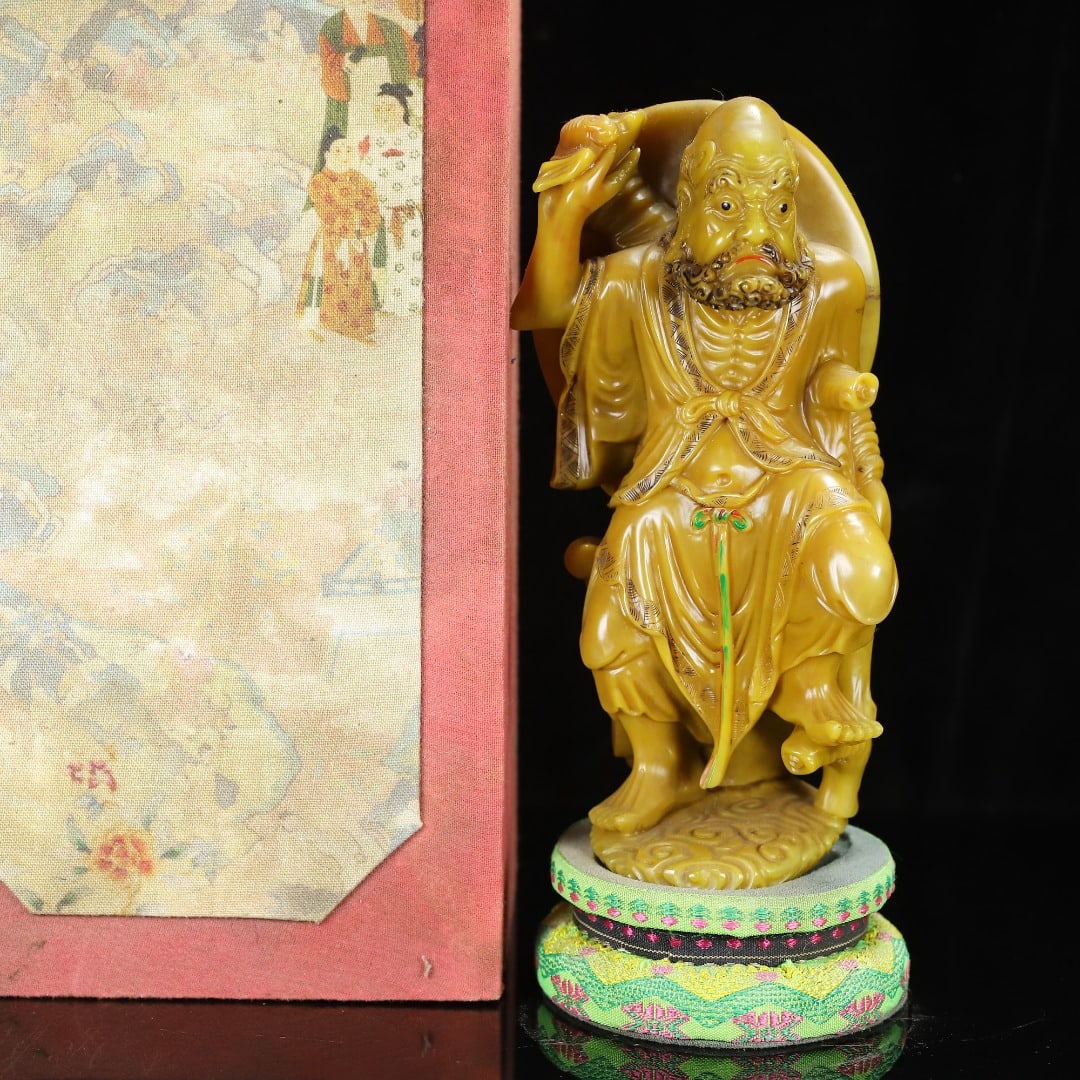 A Exquisite Shoushan Stone Figures Ornament: A Exquisite Shoushan Stone Figures Ornament,Qing Dynasty, China,With Mark,Size:6.9inx3.3inx2.4in,Weight:981g 寿山石人物摆件,中国清代,&