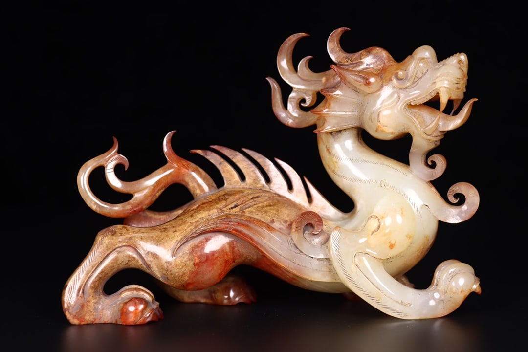 A Exquisite Hotan Jade Dragon Ornament: A Exquisite Hotan Jade Dragon Ornament,Han Dynasty, China,Size:6.9inx2.4inx5.1in ,Weight:773g 和田玉龙摆件,中国汉代