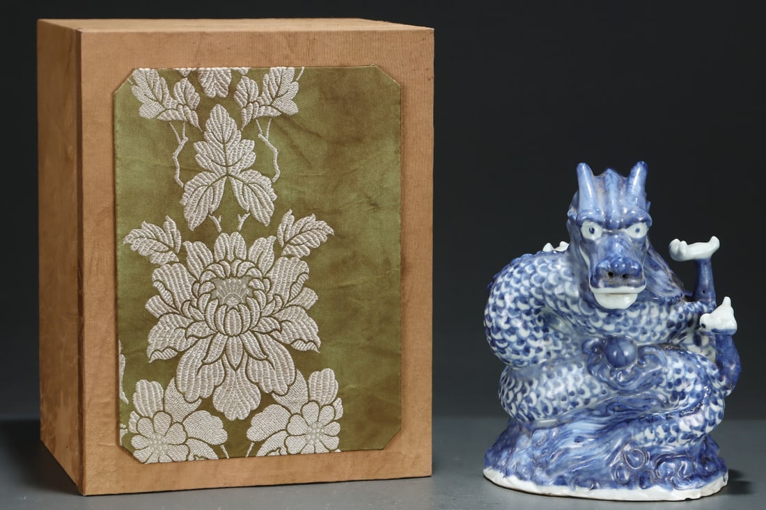 A Exquisite Blue and White Dragon Ornament: A Exquisite Blue and White Dragon Ornament,Ming Dynasty, China,Size:7.5inx6.1in 青花龙摆件,中国明代