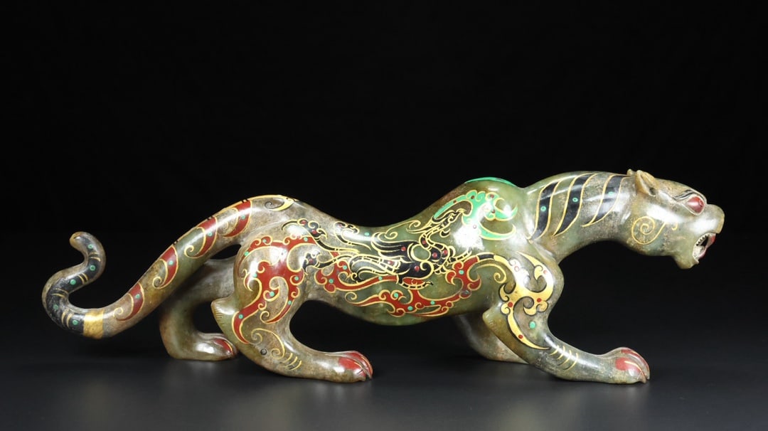 A Exquisite Gilt Hotan Jade Tiger Ornament: A Exquisite Gilt Hotan Jade Tiger Ornament,Han Dynasty, China,Size:13.4inx2.4inx3.5in ,Weight:2010g 和田玉鎏金虎摆件,中国汉代