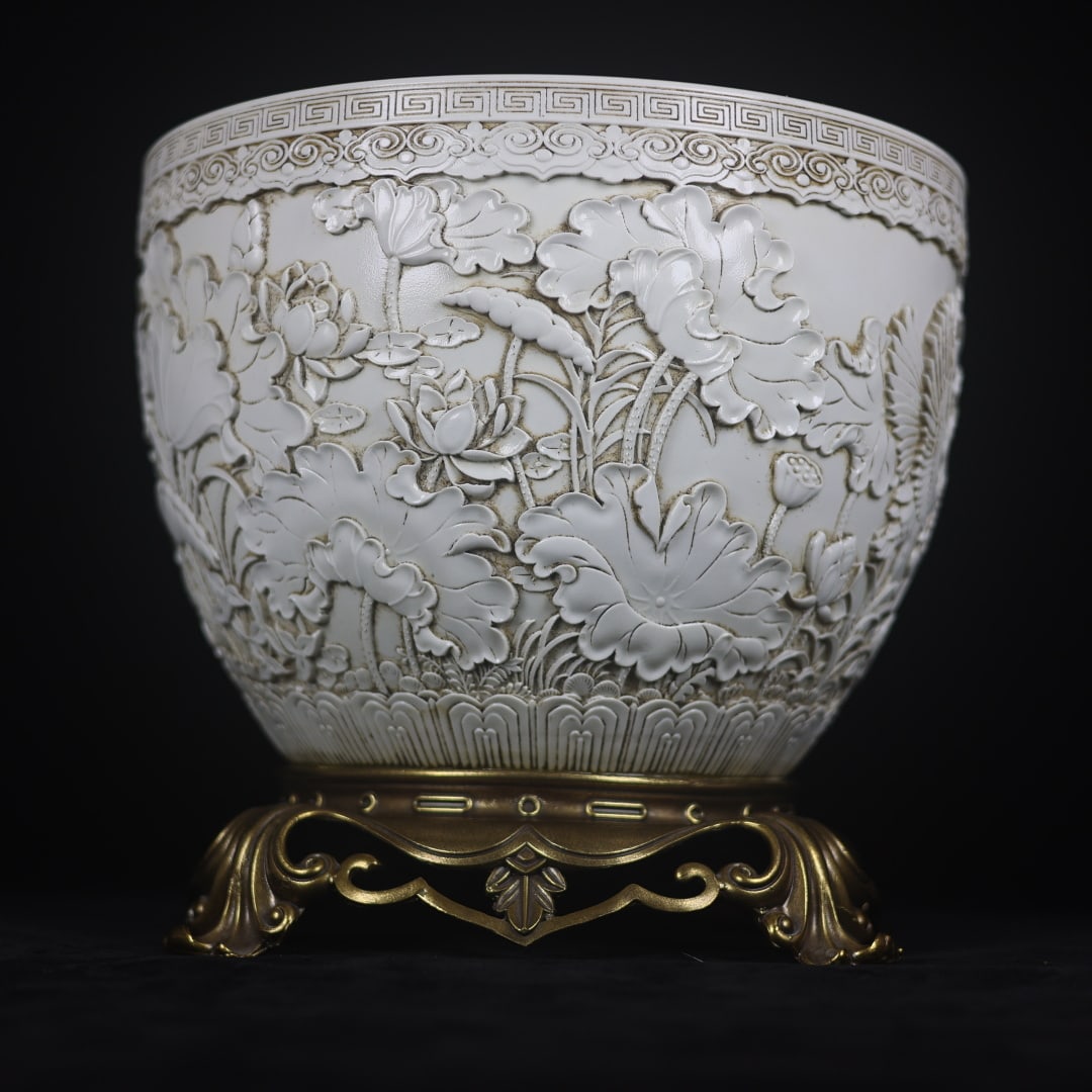 A Exquisite White Glaze Inlaid Copper Flower Pattern Vat: A Exquisite White Glaze Inlaid Copper Flower Pattern Vat,Qing Dynasty, China,With Mark,Size:11.6inx12.6inx10in