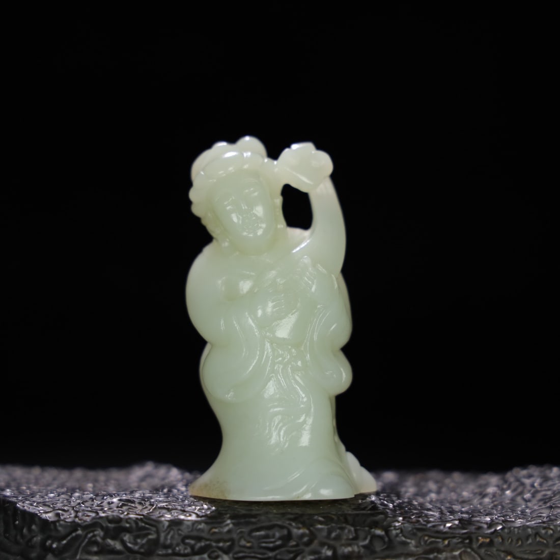 A Exquisite Hotan Jade Figures Ornament: A Exquisite Hotan Jade Figures Ornament,Ming Dynasty, China,Size:1inx1.2inx2.8in,Weight:83g 和田玉人物摆件,中国明代