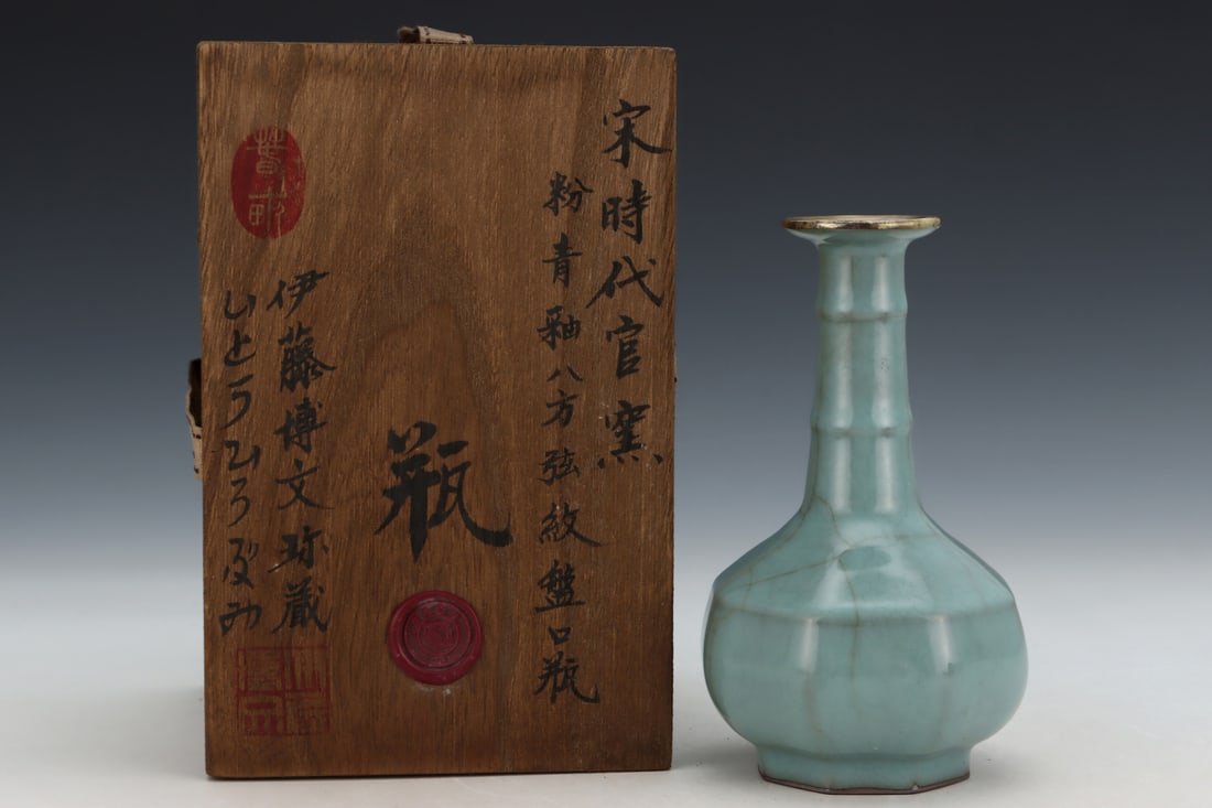 A Exquisite Guan yao Celadon Glazed Vase: A Exquisite Guan yao Celadon Glazed Vase,Song Dynasty, China,With Mark,Size:6inx3.7in 官窑粉青釉瓶,中国宋代,带款