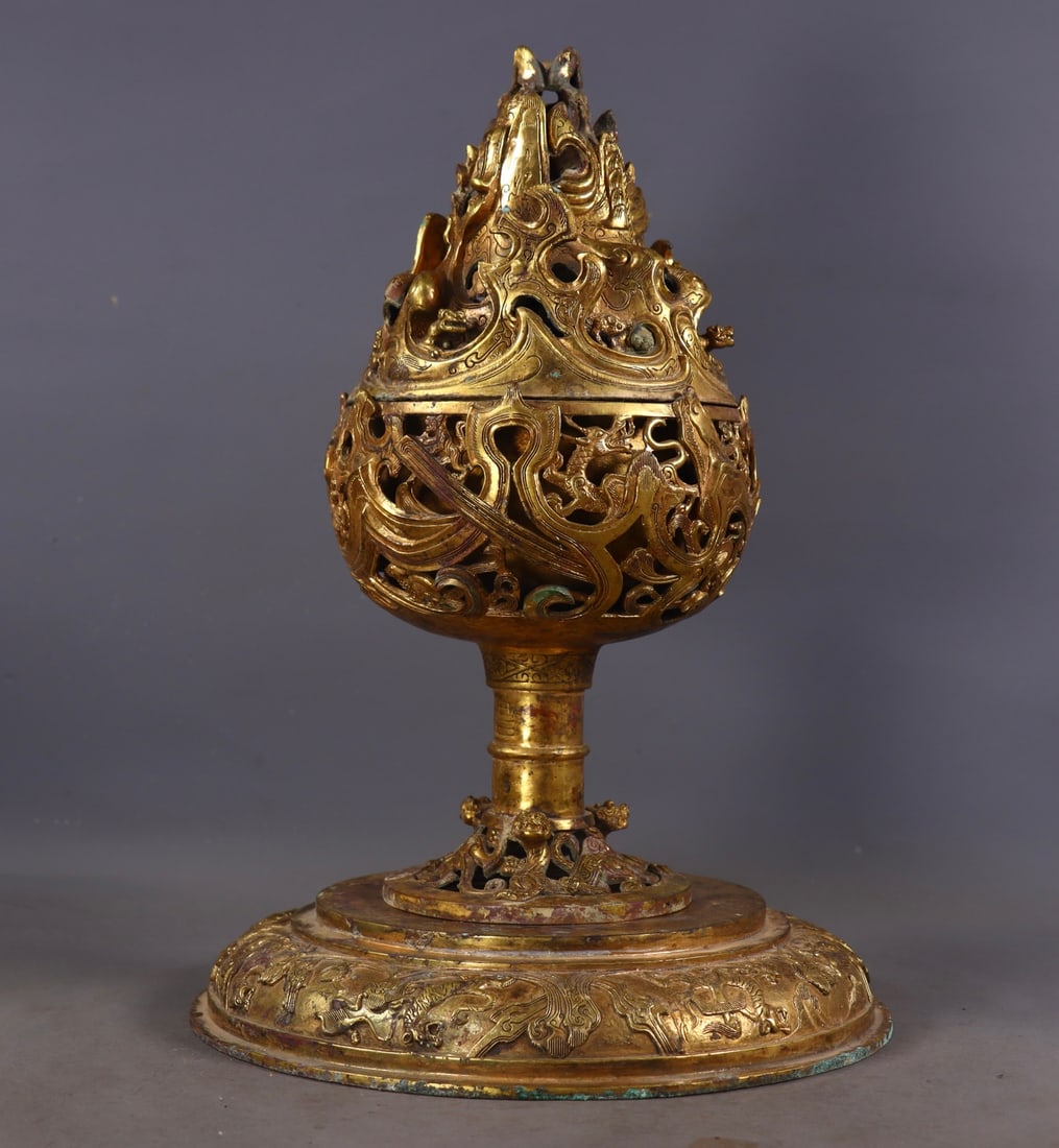 A Exquisite Bronze Gilt Boshan Censer: A Exquisite Bronze Gilt Boshan Censer,Han Dynasty, China,Size:12.6in(TotalHeight),1.6inx9.1in(Base),11inx4.9in(CenserBody),Weight:2240g 青铜鎏金博山炉,中