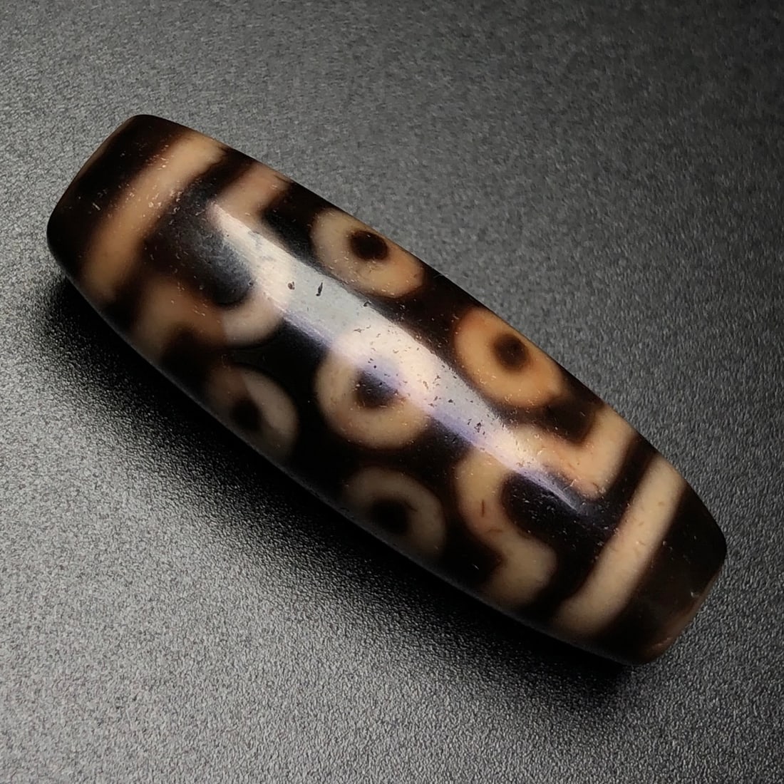 A Exquisite Seven-eye Dzi bead: A Exquisite Seven-eye Dzi bead,Qing Dynasty, China,Size:1.5inx0.5in,Weight:9.9g 七眼天珠,中国清代