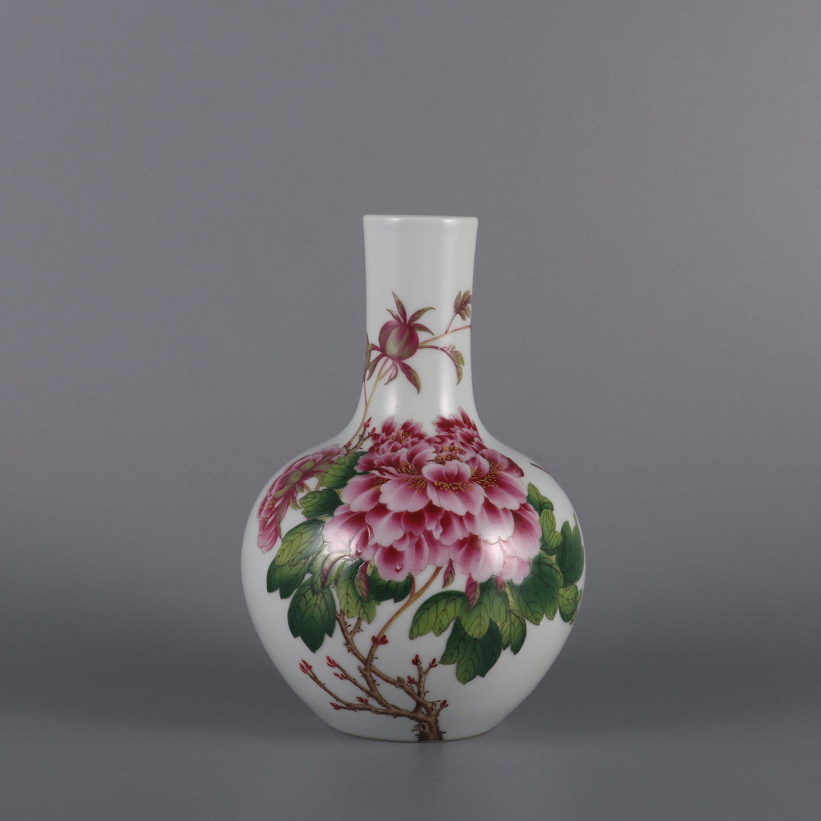 A Exquisite Famille-Rose Flower Pattern Vase: A Exquisite Famille-Rose Flower Pattern Vase,Qing Dynasty, China,Qianlong Six-character Mark,Size:7.6inx4.9inx1.7in 粉彩花卉纹瓶,中国清代,&#