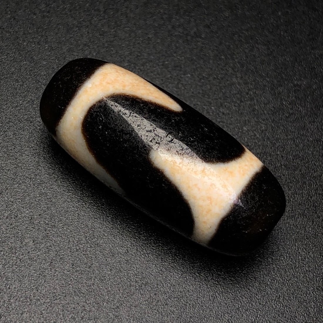 A Exquisite Tiger Tooth Dzi bead: A Exquisite Tiger Tooth Dzi bead,Qing Dynasty, China,Size:1.1inx0.5in,Weight:7.1g 虎牙天珠,中国清代