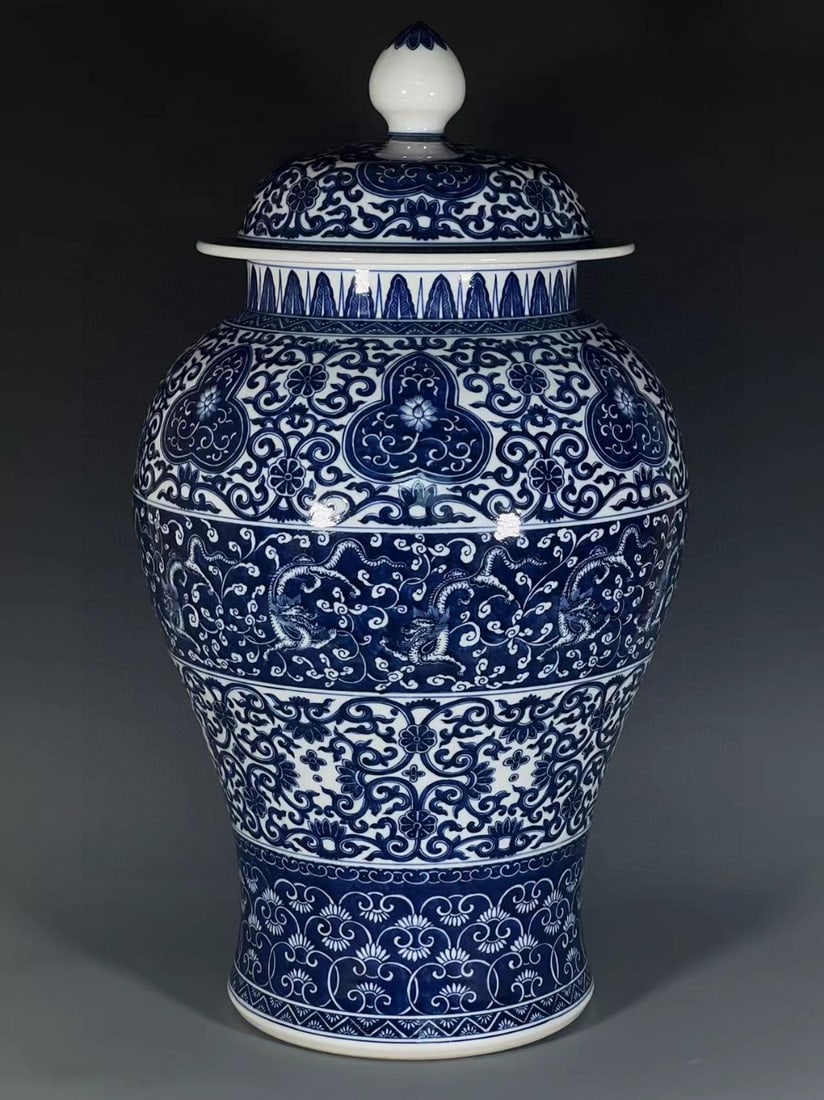 A Exquisite Blue and White Dragon Pattern Vase - 3