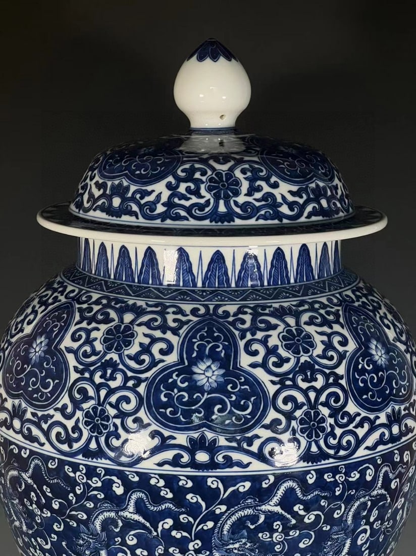 A Exquisite Blue and White Dragon Pattern Vase - 4