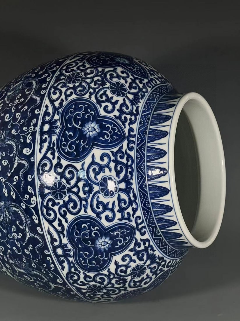 A Exquisite Blue and White Dragon Pattern Vase - 7