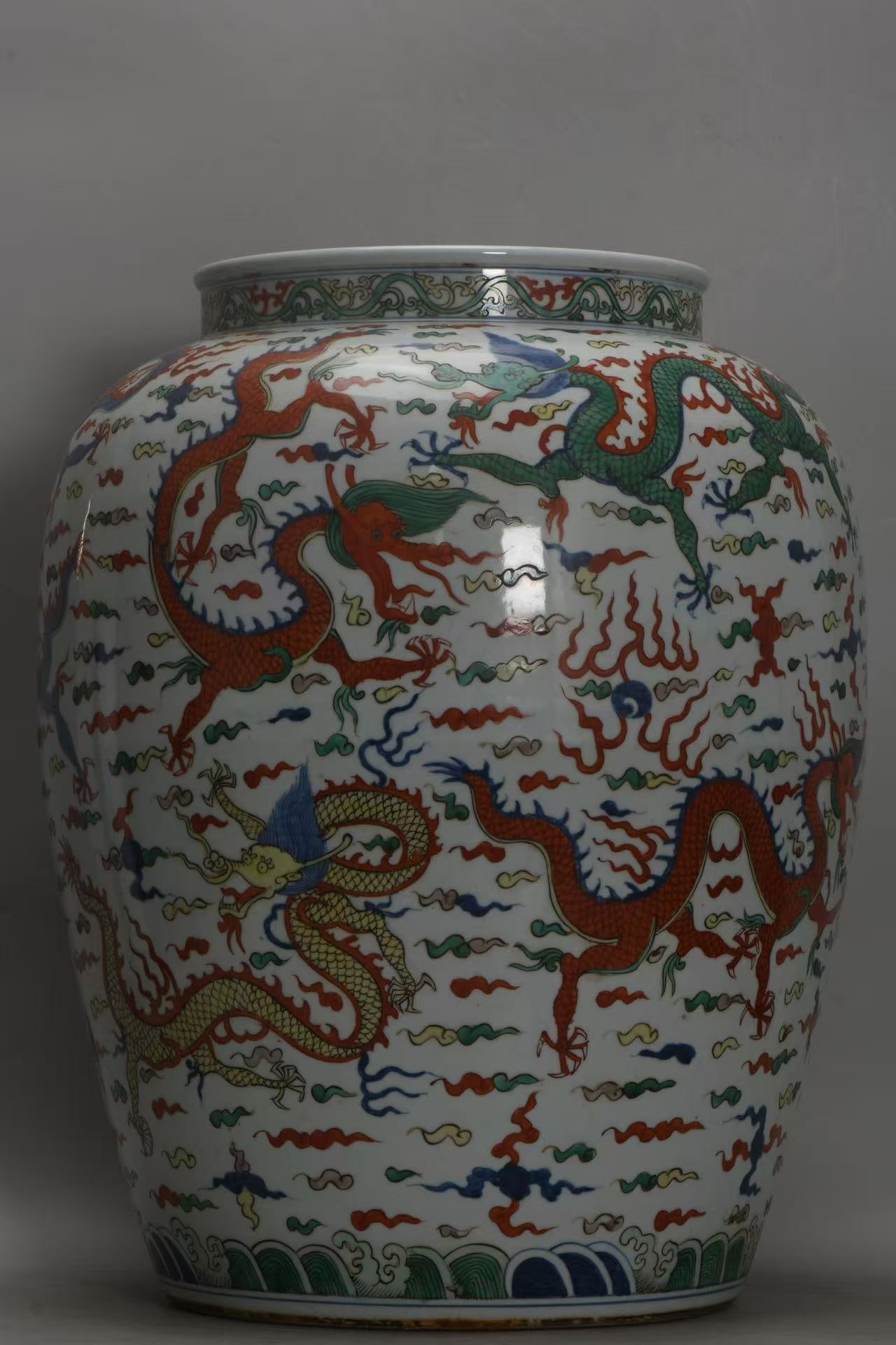 A Exquisite Wucai Dragon Pattern Jar - 2