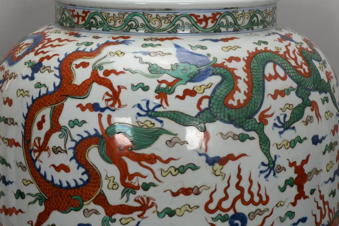 A Exquisite Wucai Dragon Pattern Jar - 4