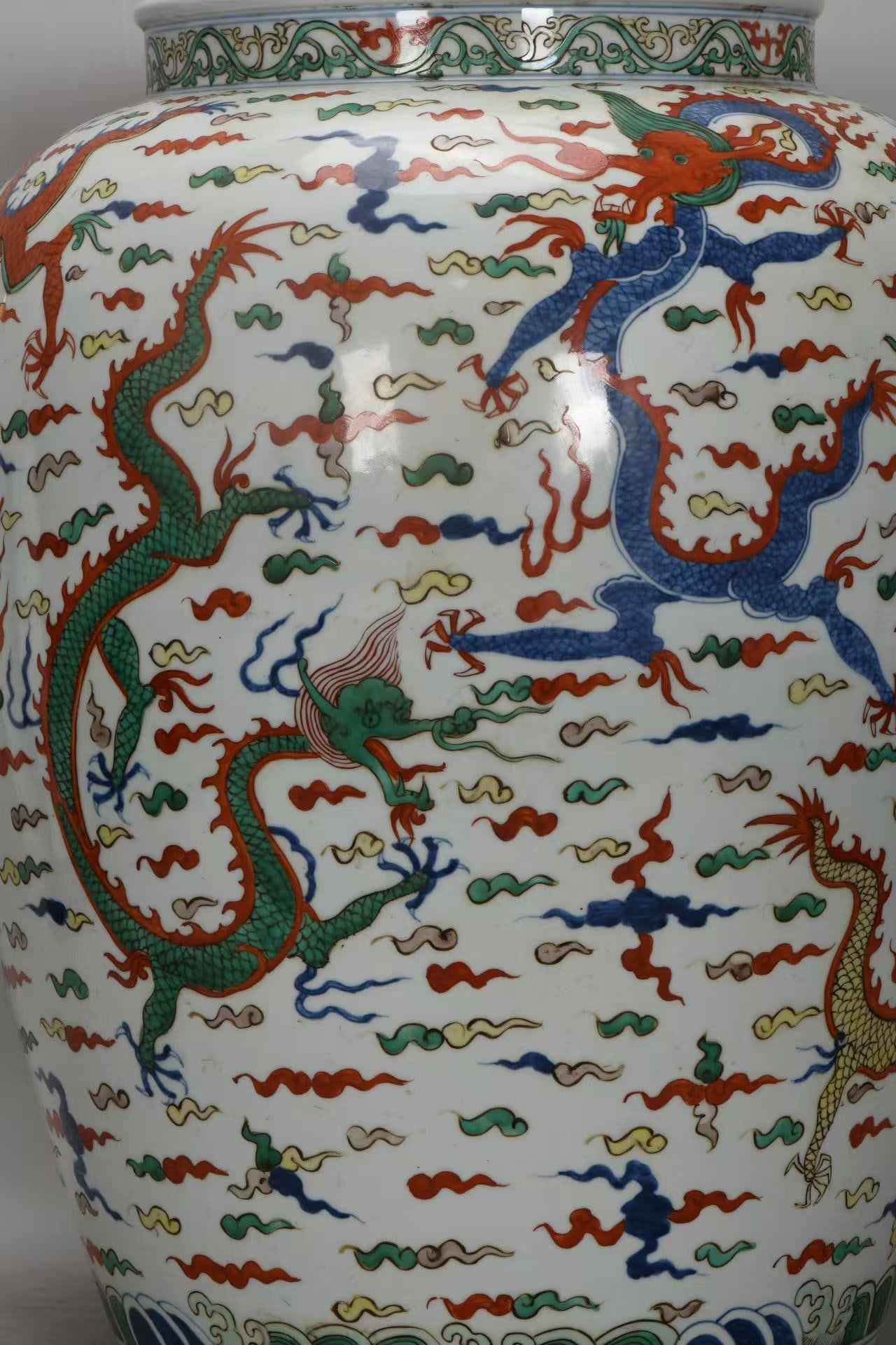 A Exquisite Wucai Dragon Pattern Jar - 5