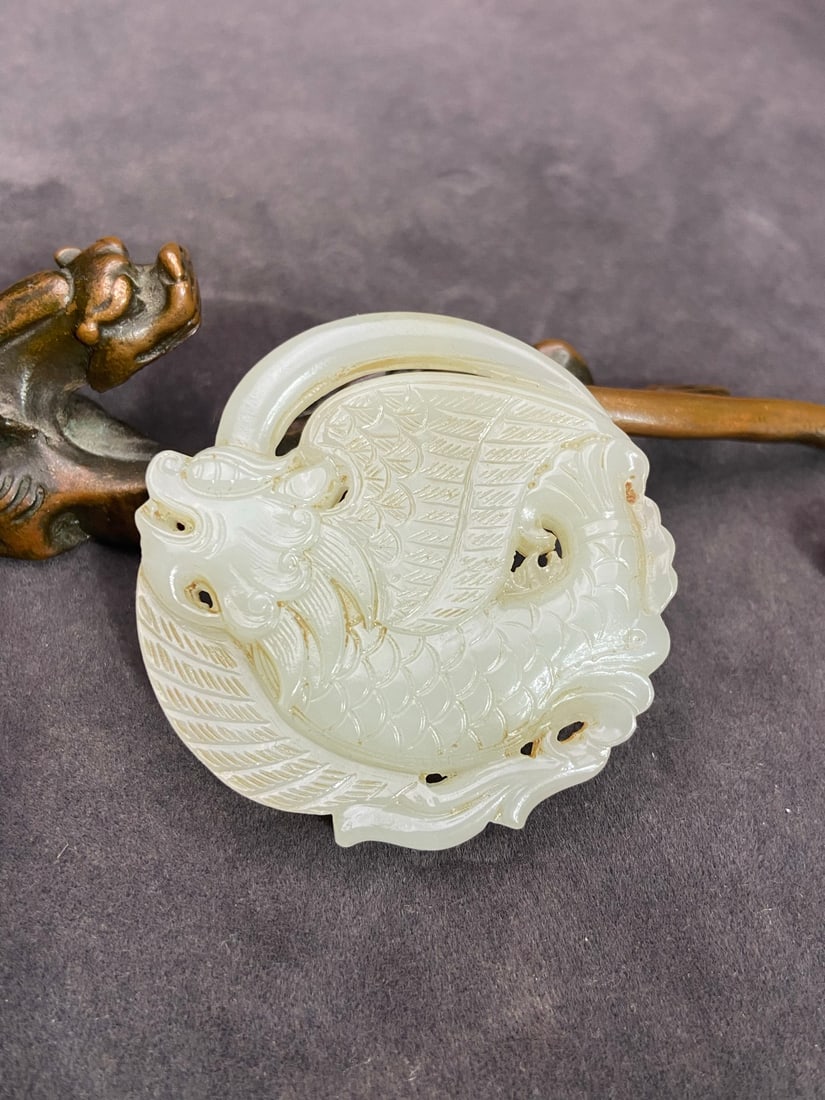 A Exquisite Hotan Jade Dragon pendant: A Exquisite Hotan Jade Dragon pendant,Ming Dynasty, China,Size:2.1inx0.4in ,Weight:43g 和田玉龙玉佩,中国明代