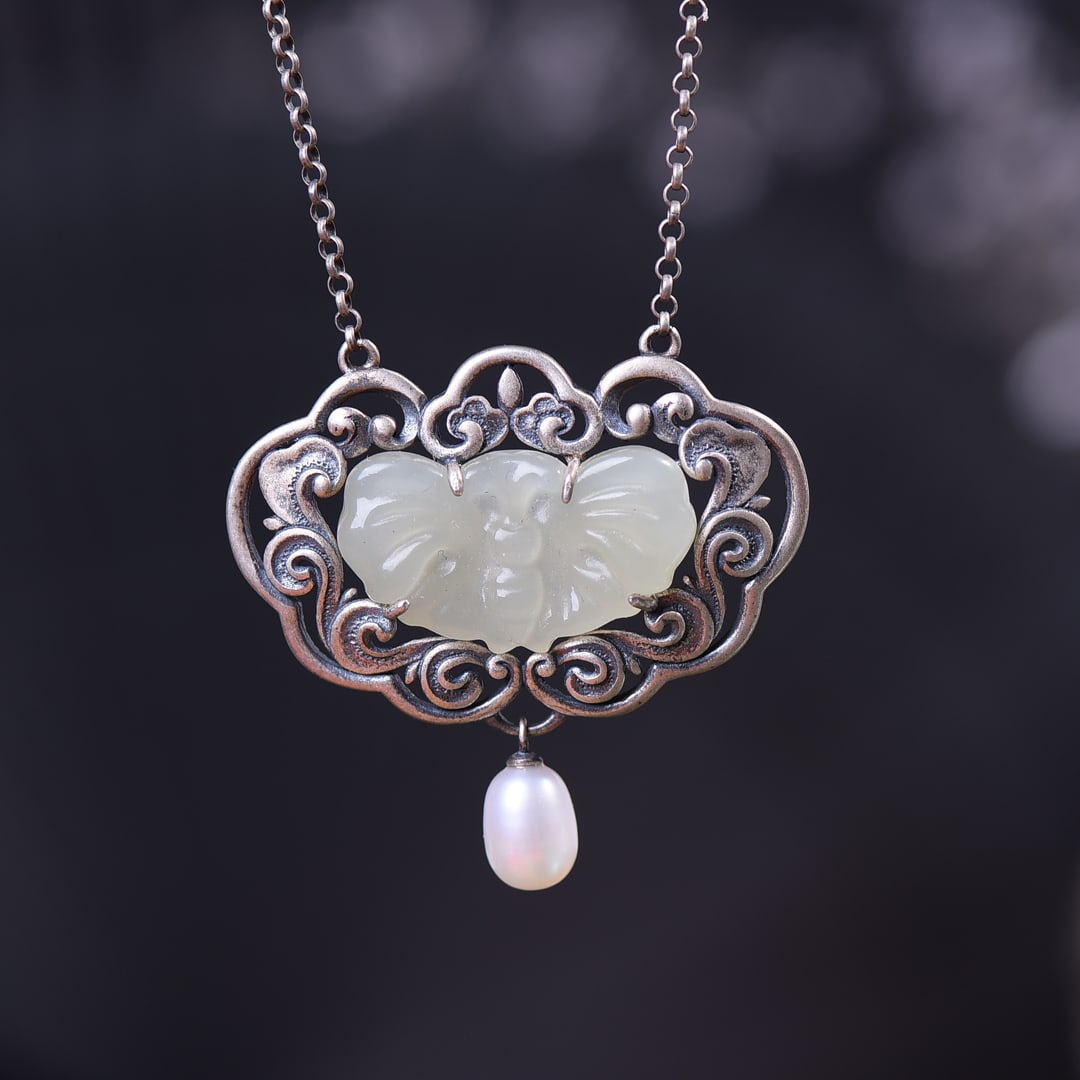 A Exquisite Silver-Inlaid Hotan Jade Butterfly Pendant: A Exquisite Silver-Inlaid Hotan Jade Butterfly Pendant,Size:0.6inx1in 银镶和田玉蝴蝶吊坠