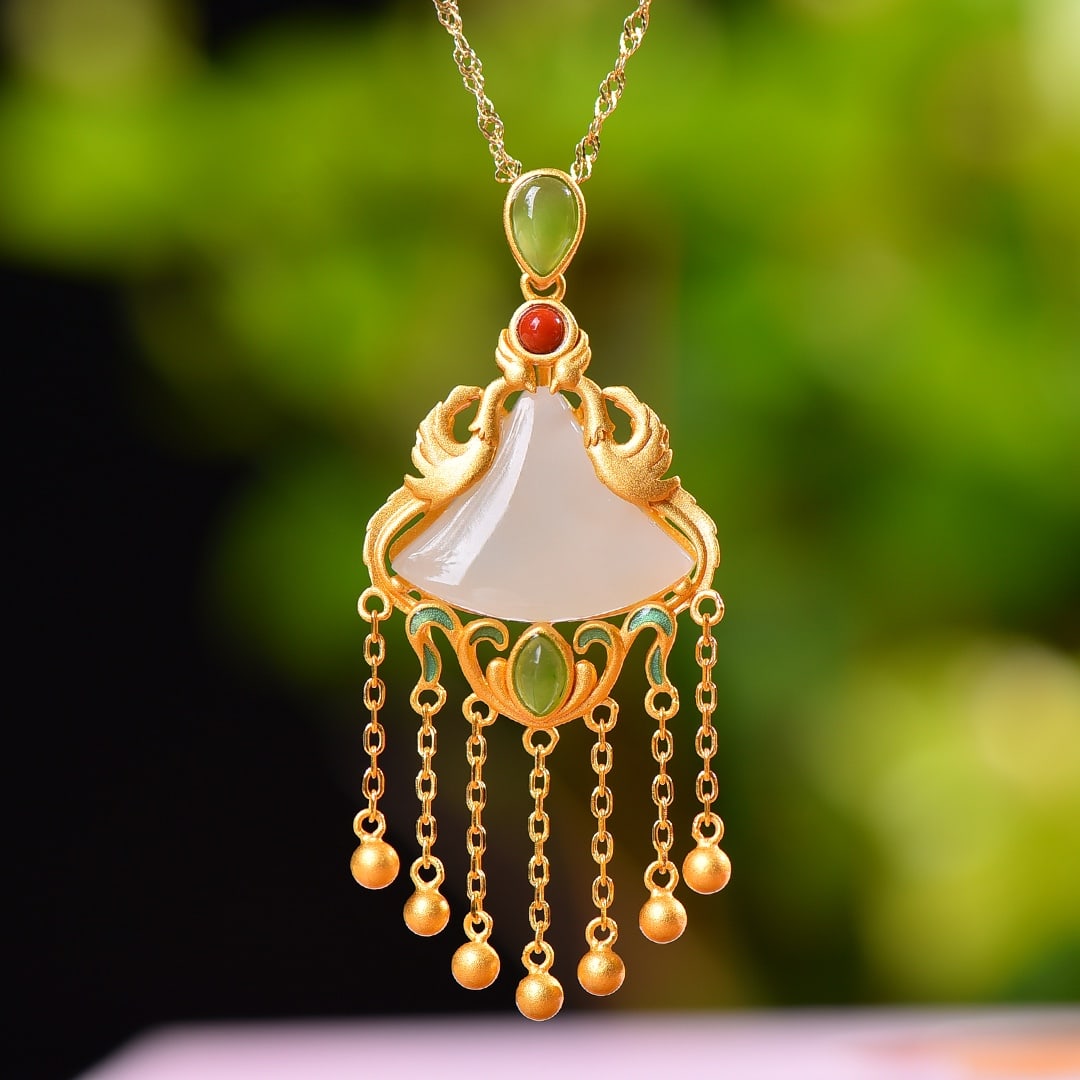 A Exquisite Silver-Inlaid Hotan Jade Phoenix Pendant: A Exquisite Silver-Inlaid Hotan Jade Phoenix Pendant,Size:0.6inx0.8in 银镶嵌和田玉裙形凤凰吊坠