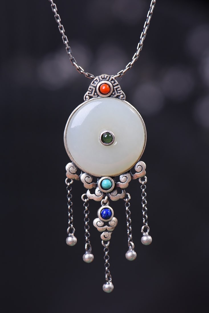 A Exquisite Silver-Inlaid Hotan Jade Pendant: A Exquisite Silver-Inlaid Hotan Jade Pendant,Size:0.9inx0.9in 银镶和田玉平安扣吊坠