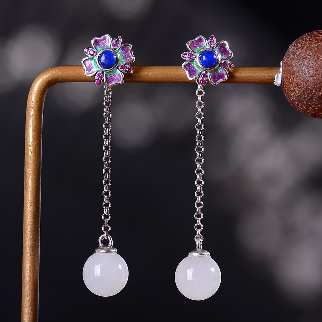 A pair of Exquisite Silver-Inlaid Hotan Jade Flower Earring: A pair of Exquisite Silver-Inlaid Hotan Jade Flower Earring,Size:0.3inx0.3in 一对银镶和田玉花卉耳坠