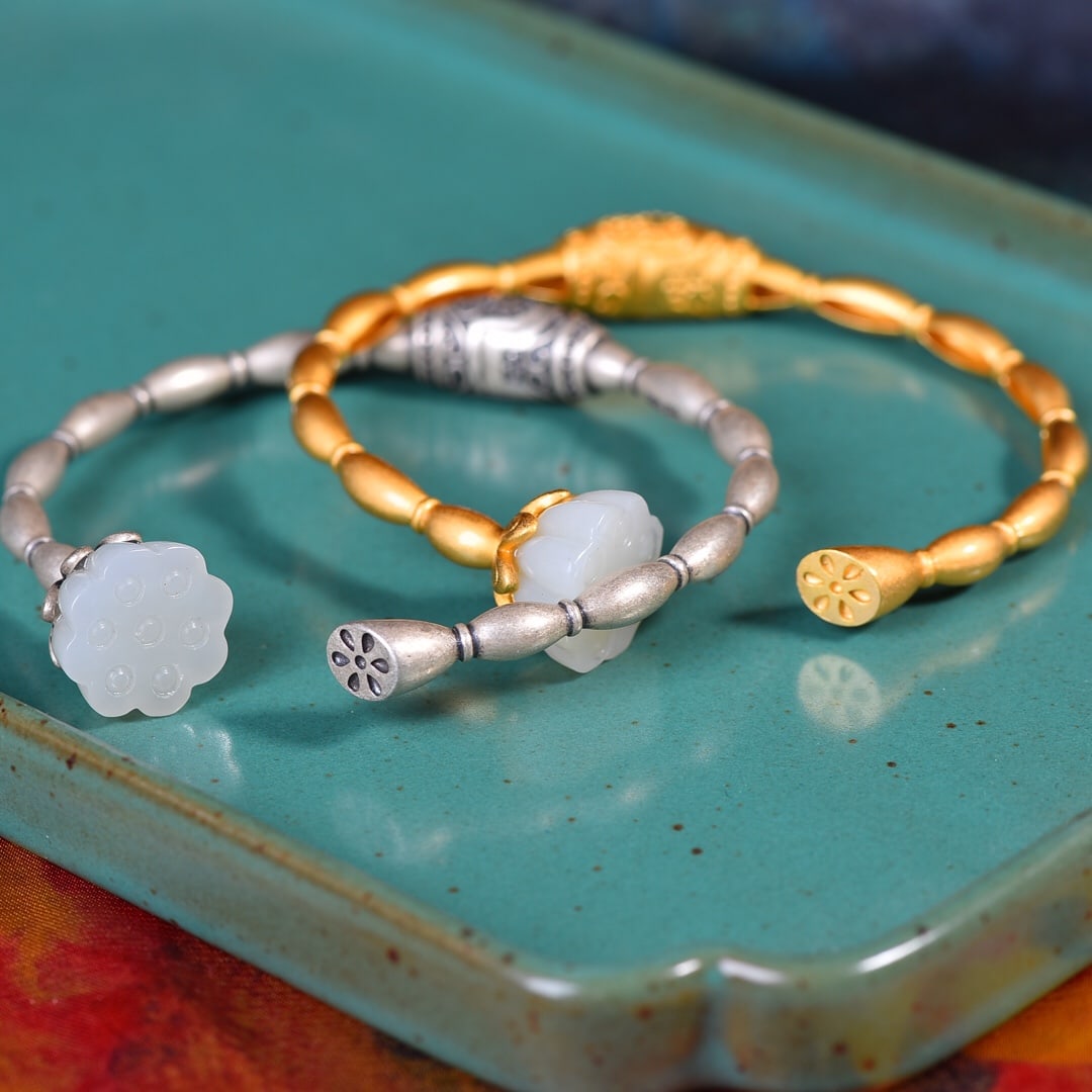A pair of Exquisite Silver-Inlaid Hotan Jade Lotus Root Bracelets: A pair of Exquisite Silver-Inlaid Hotan Jade Lotus Root Bracelets,Size:0.6inx0.6in 一对银镶和田玉莲藕手镯