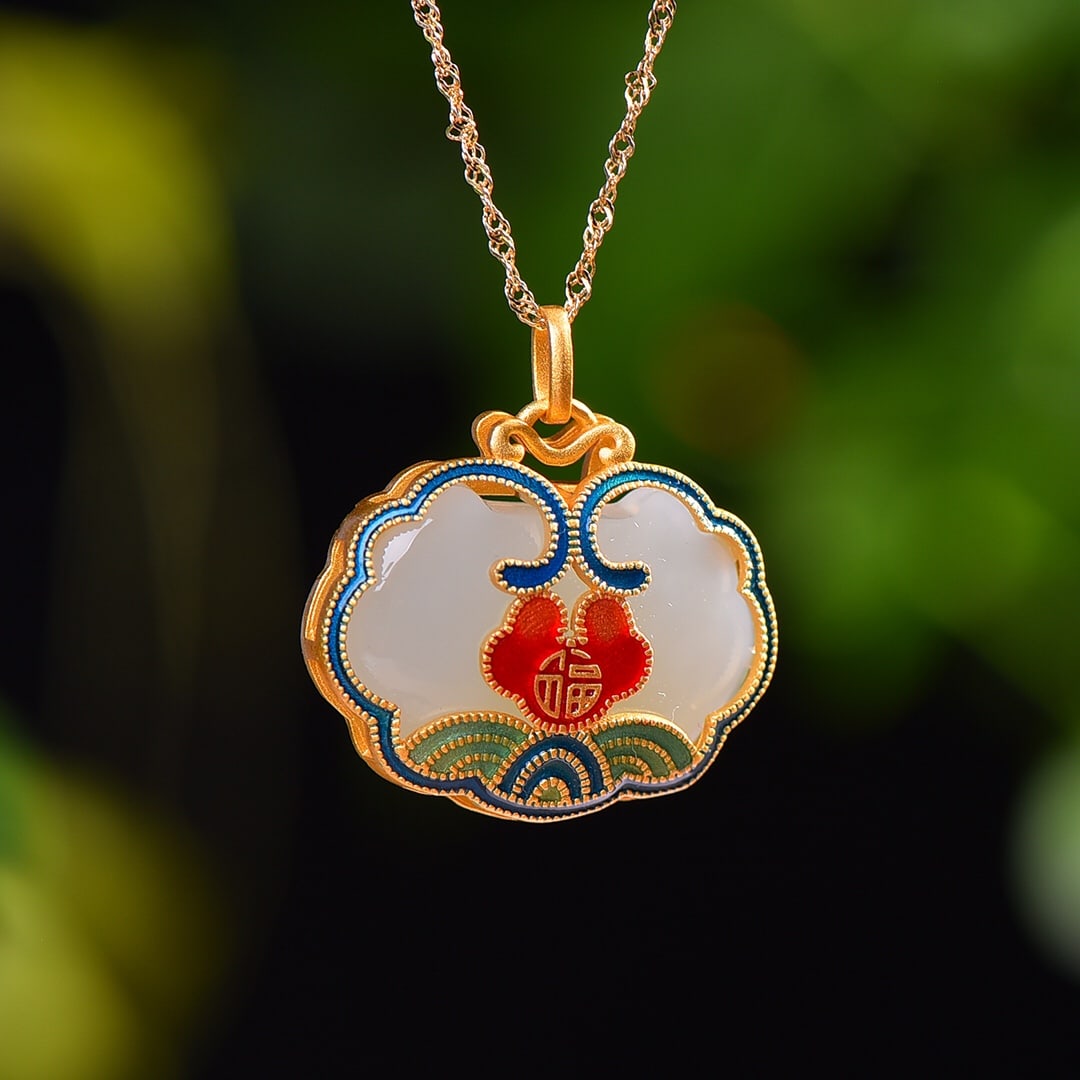 A Exquisite Silver-Inlaid Hotan Jade Ruyi Lock Pendant: A Exquisite Silver-Inlaid Hotan Jade Ruyi Lock Pendant,Size:0.7inx0.9in 银镶和田玉如意锁吊坠