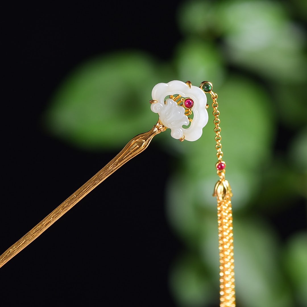A Exquisite Silver-Inlaid Hotan Jade Ruyi Lock Hairpin: A Exquisite Silver-Inlaid Hotan Jade Ruyi Lock Hairpin,Size:0.6inx0.7in 银镶和田玉如意锁发簪